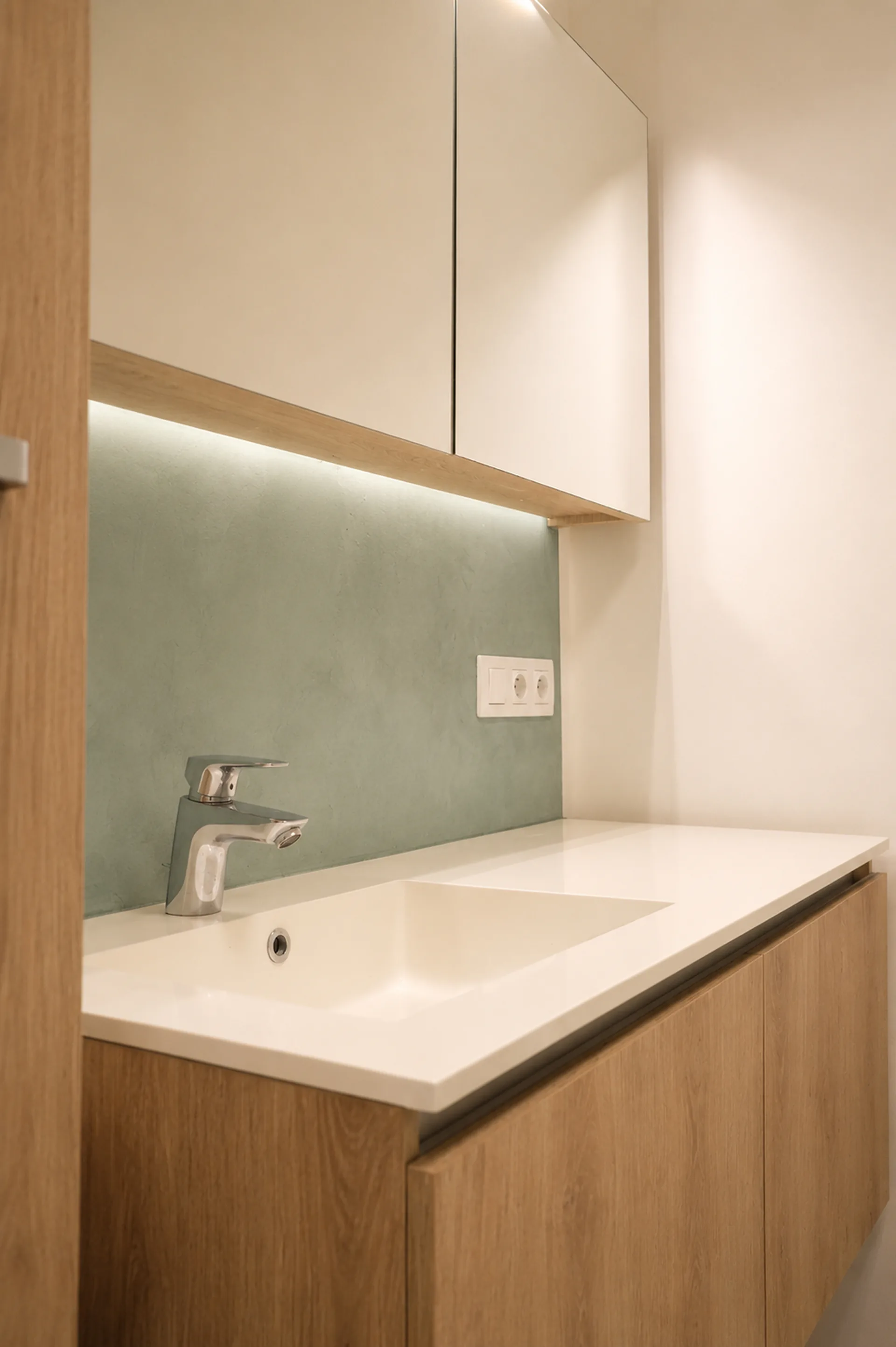 Badkamer meubel op maat met naadloze Aqua Sensa cementstuc spatwand — BVDH Brugge