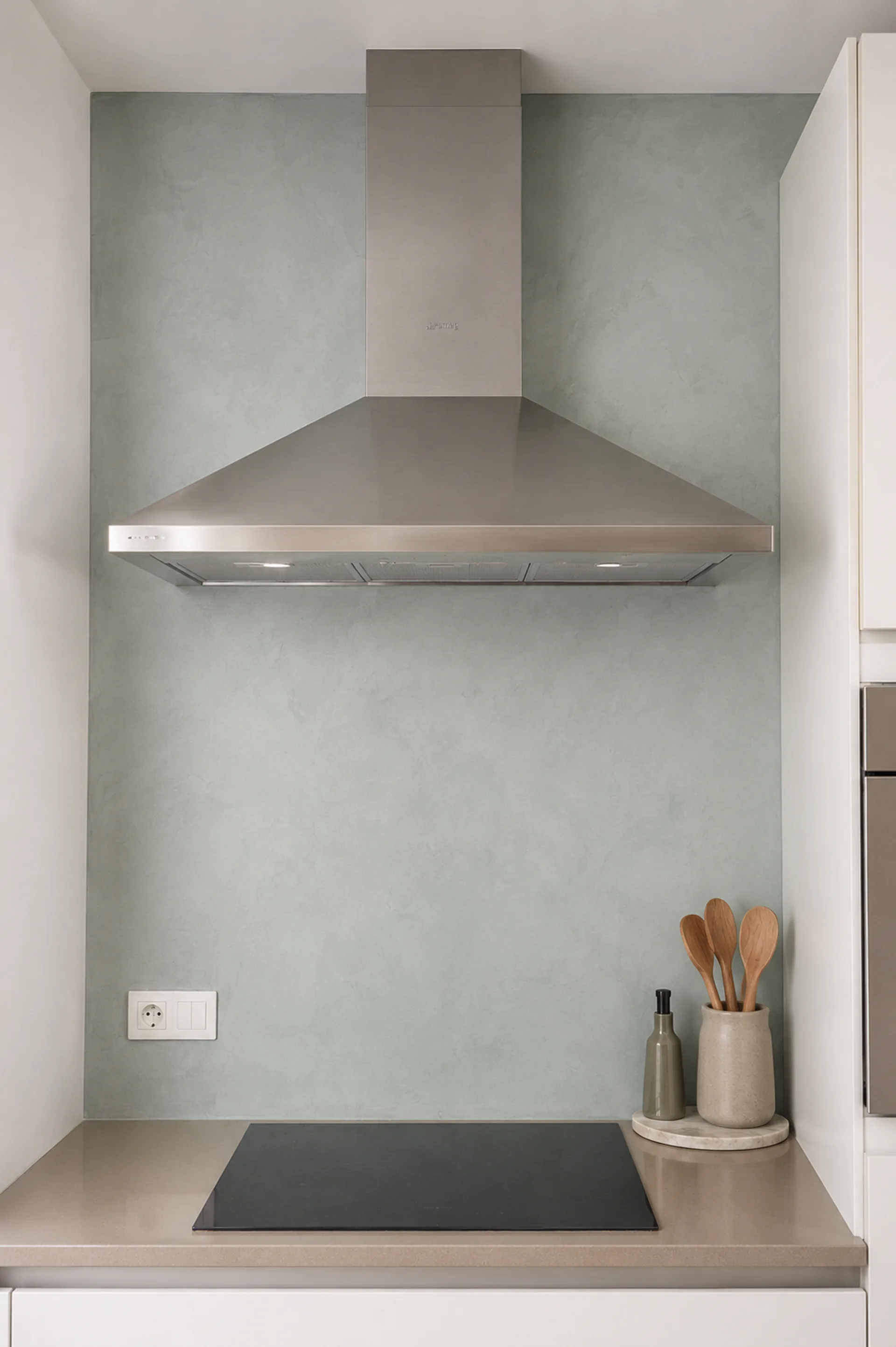 Keuken op maat met naadloze Aqua Sensa spatwand — waterdichte afwerking door BVDH