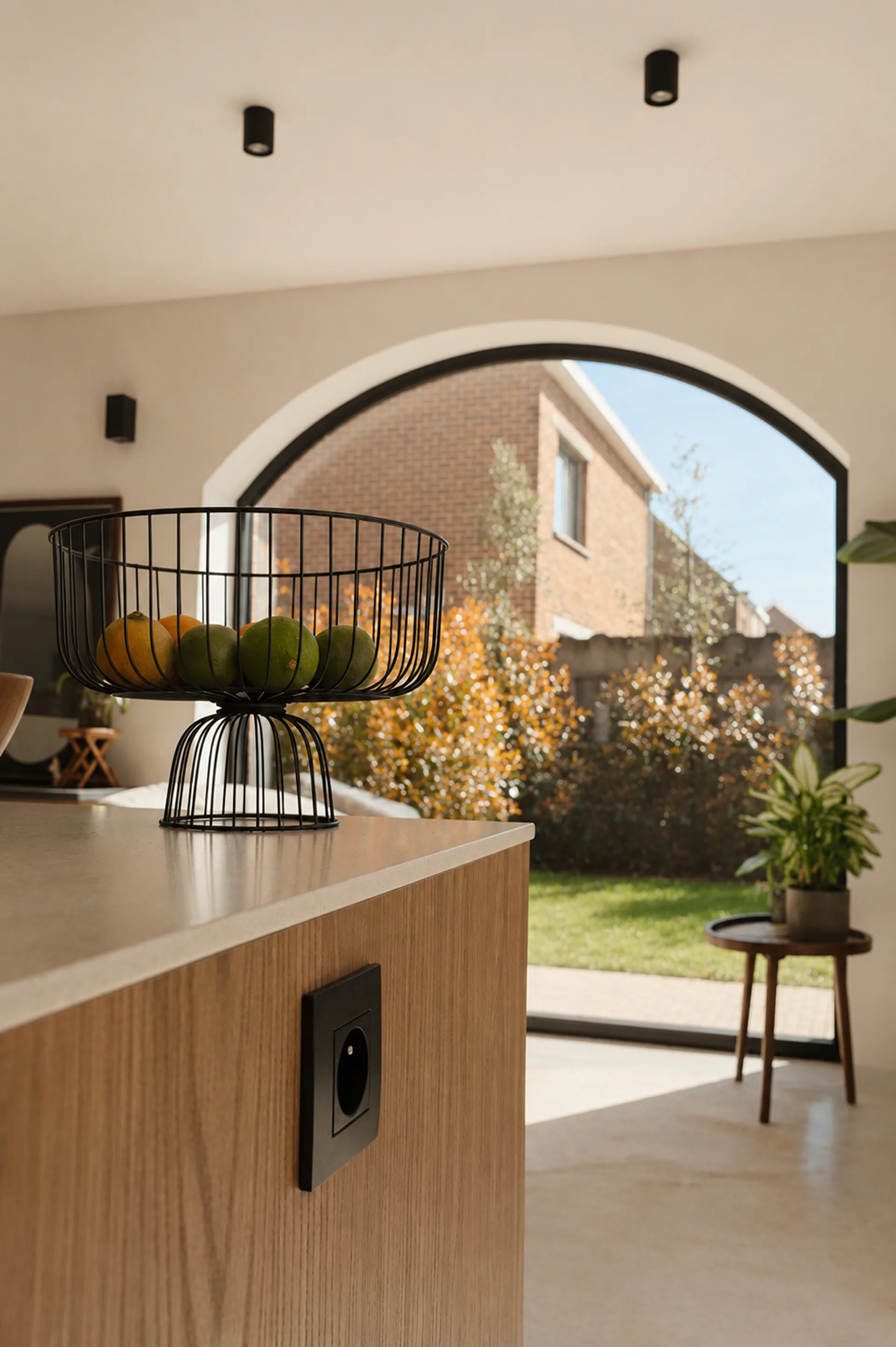 Keuken op maat met houten eiland en grote ramen in nieuwbouwwoning · Waregem door BVDH