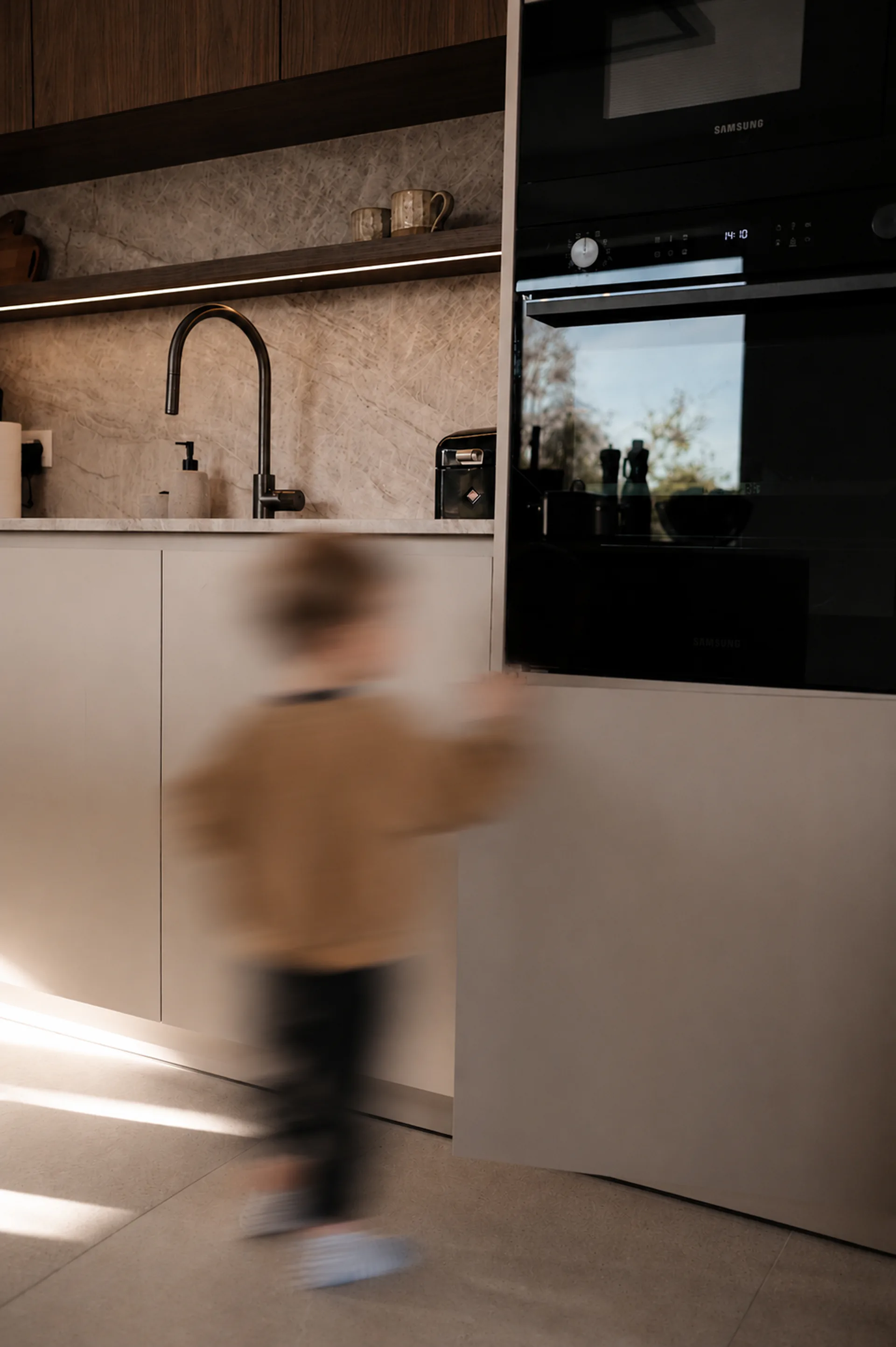 Keuken op maat met ingebouwde oven, microgolf en marmeren achterwand · Waregem door BVDH