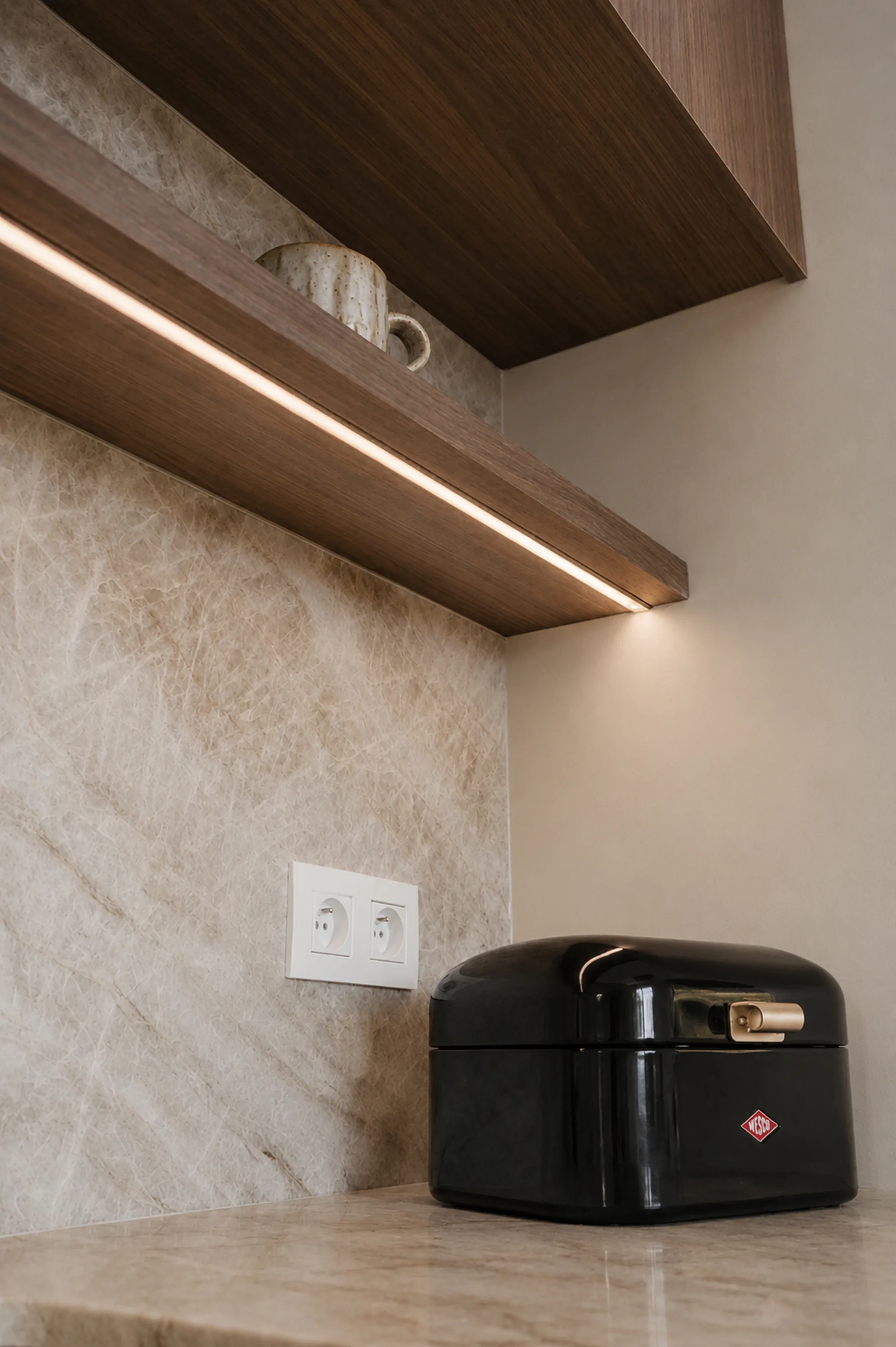 Keuken op maat: marmeren achterwand, walnootfineer en ingewerkte LED-plank — vakmanschap BVDH · Waregem door BVDH