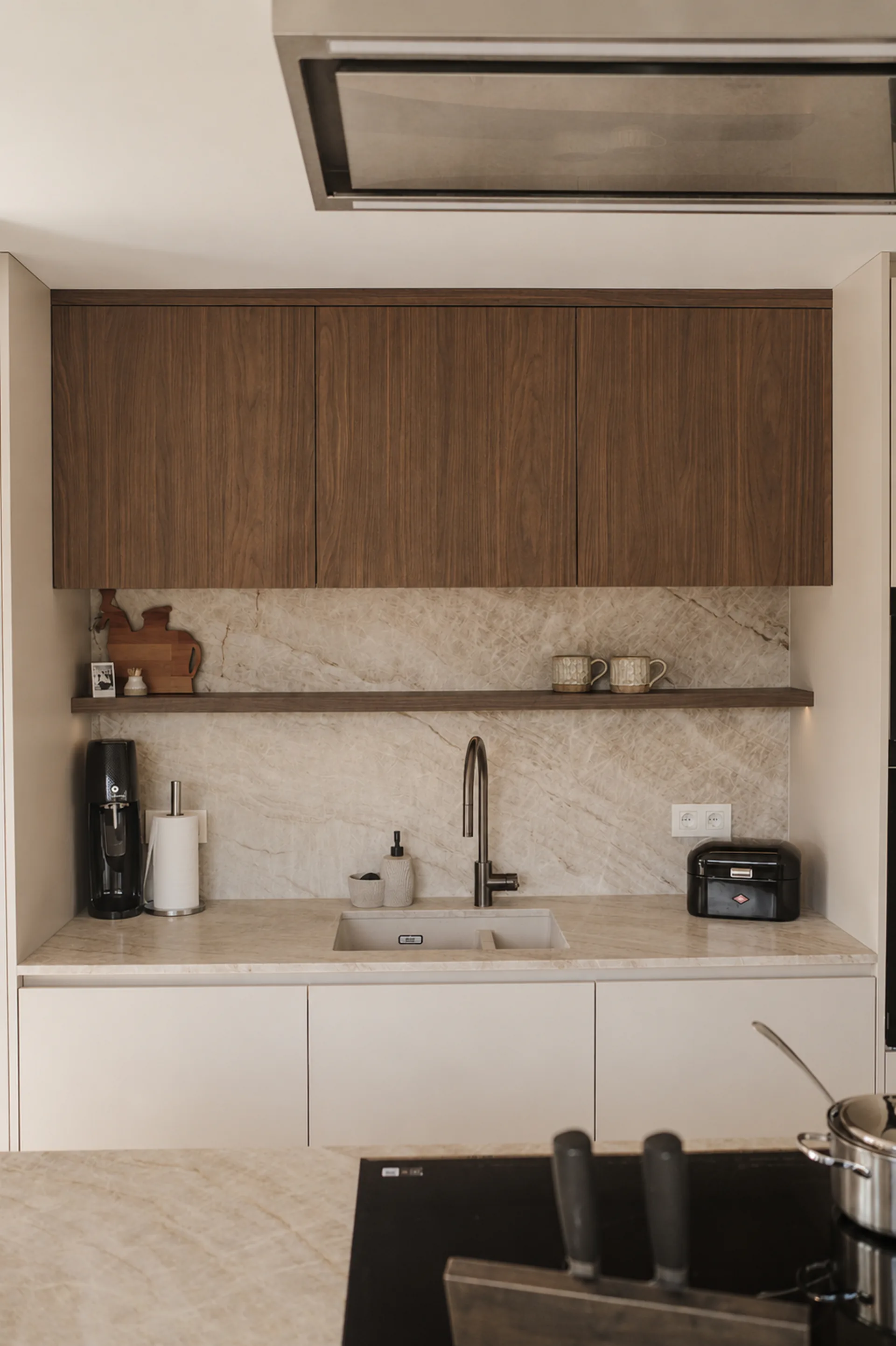 Keuken op maat in eik en marmer — maatwerk interieur door schrijnwerker BVDH