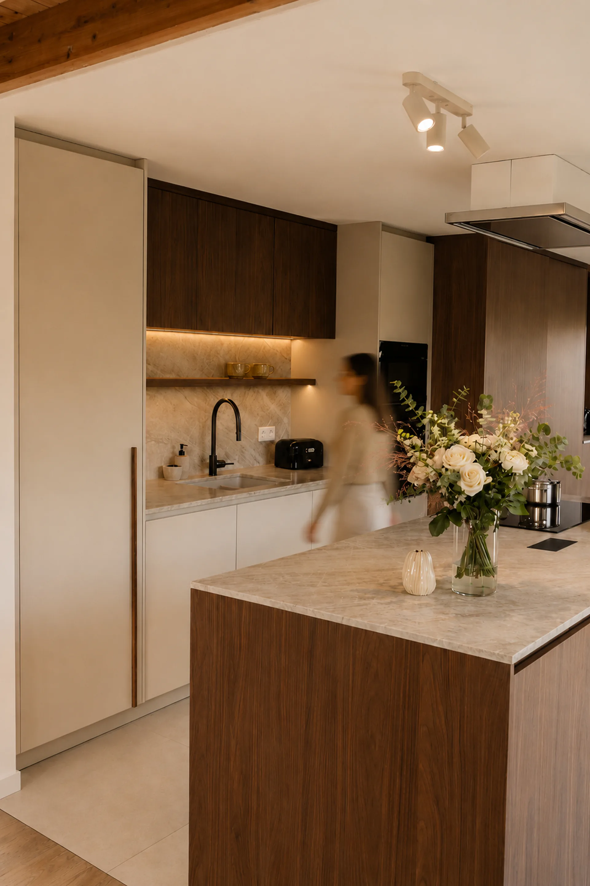 Keuken op maat in walnootfineer met marmeren werkblad en kookeiland — houten keuken door schrijnwerker BVDH in West-Vlaanderen