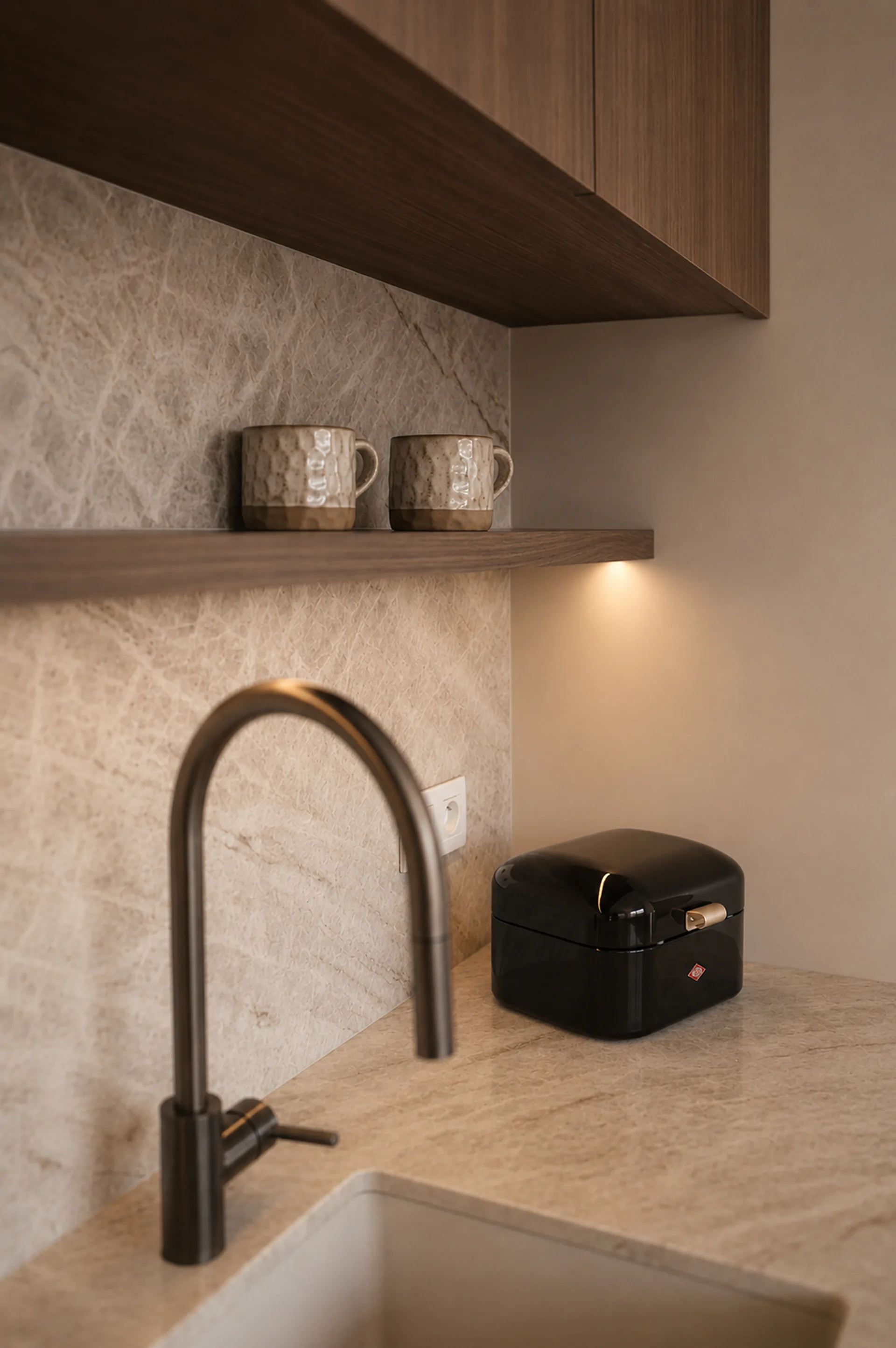 Keuken op maat in warm houtfineer — maatwerk interieur door BVDH in West-Vlaanderen