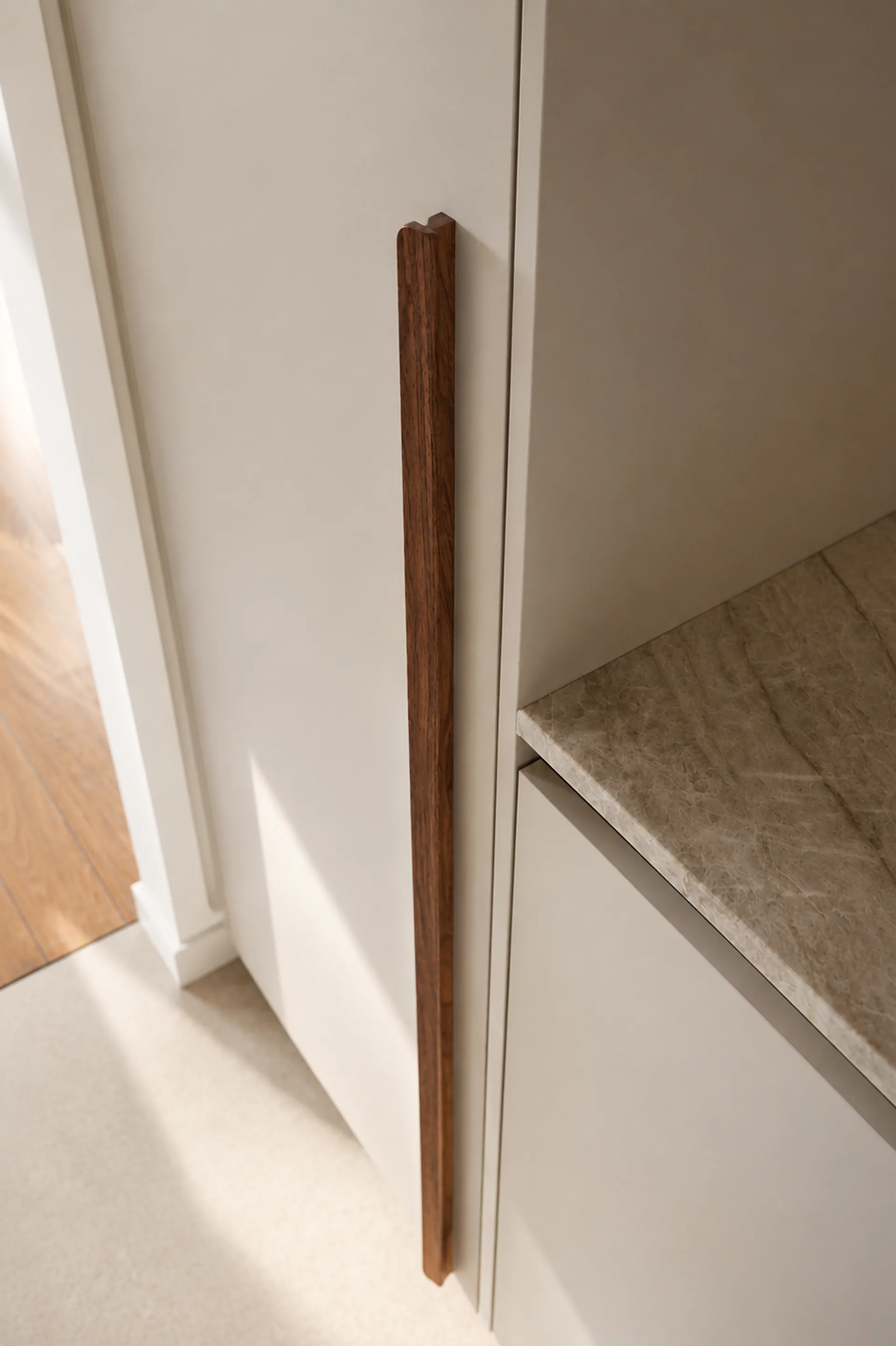 Maatkasten in eik met bronzen grepen — detail van maatwerk door BVDH