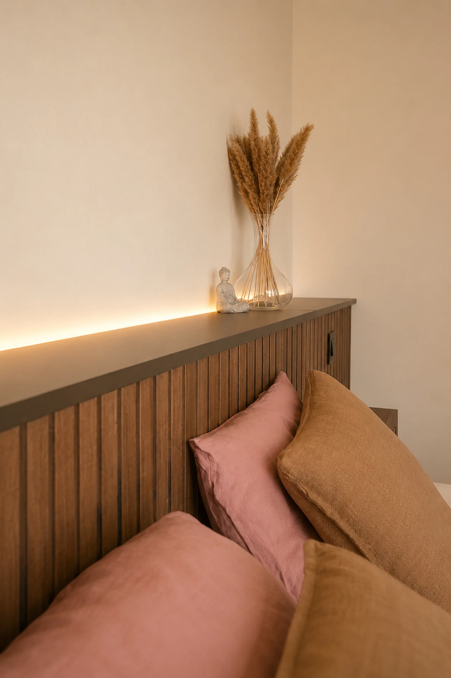 Detail maatwerk hoofdbord in hout met LED-verlichting — slaapkamer op maat door BVDH