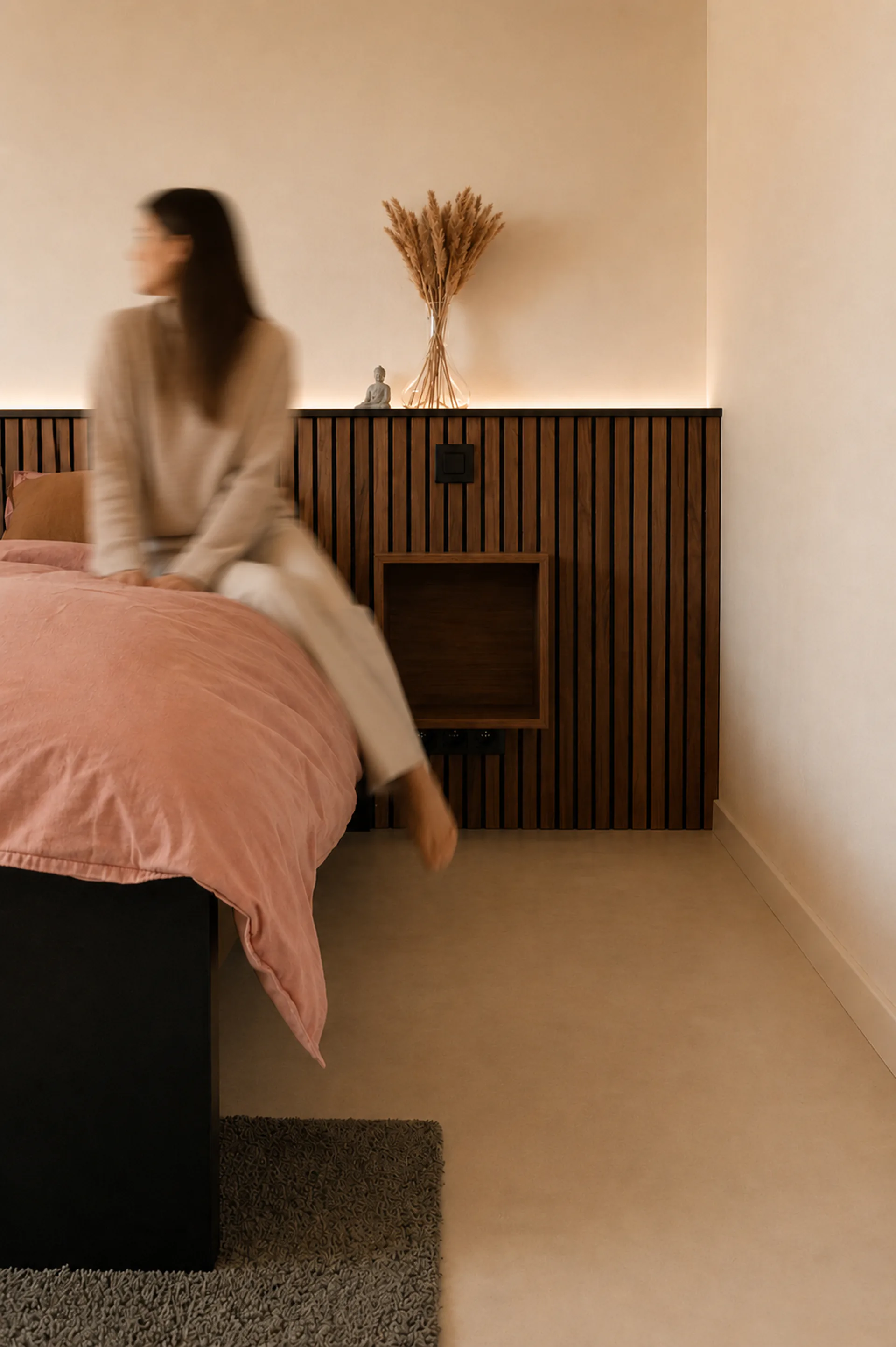 Maatwerk slaapkamer met houten lattenwand en sfeerverlichting in Knokke door BVDH
