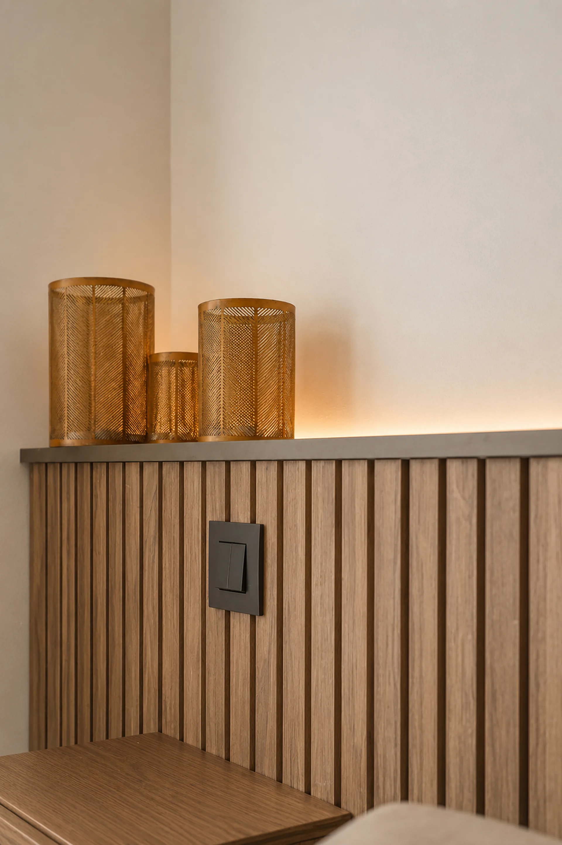 Slaapkamer op maat met houten lattenwand en sfeerverlichting — maatkasten BVDH · Knokke door BVDH