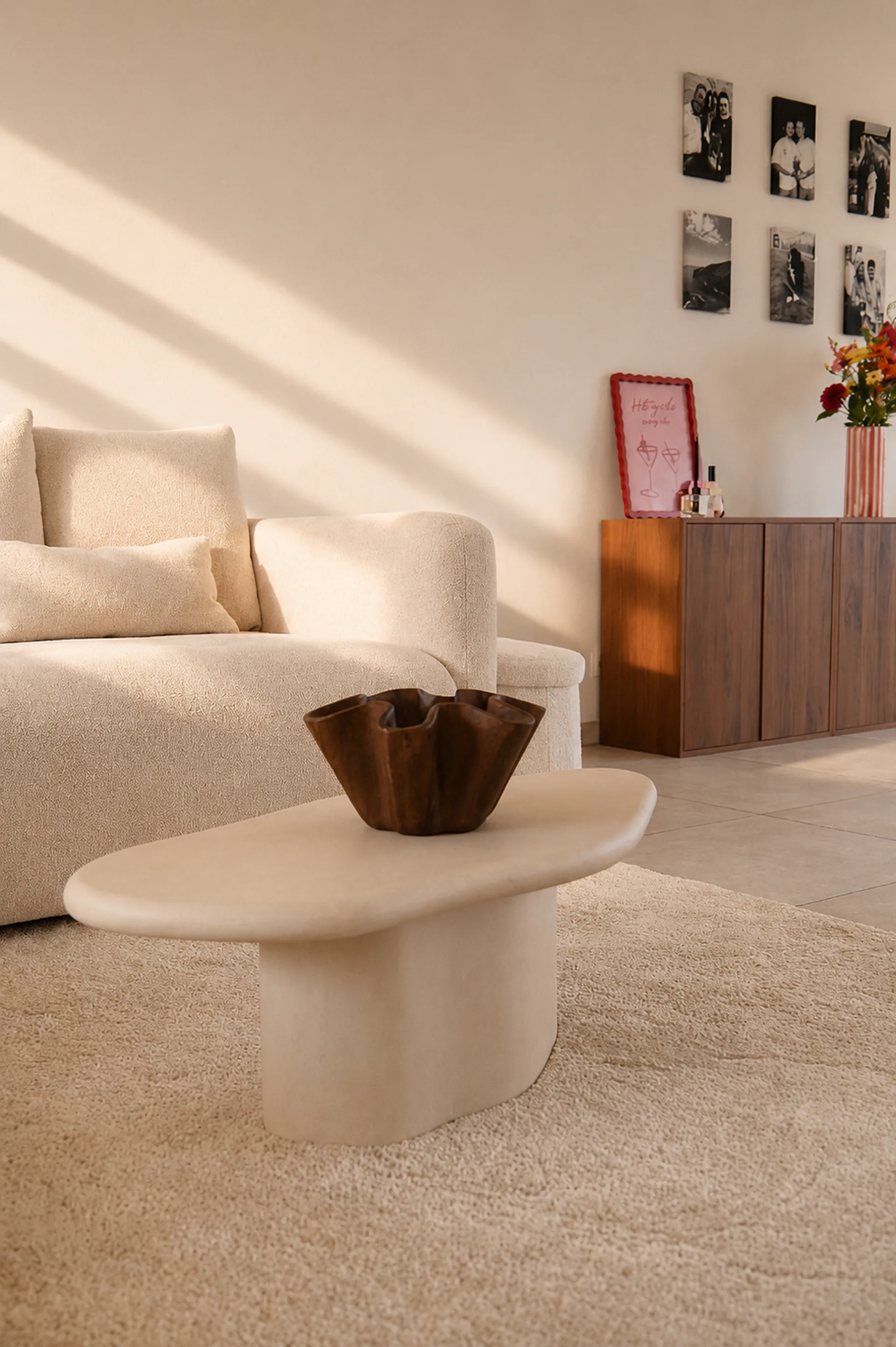 Maatwerk mortex tafel in woonkamer met bouclé bank — interieur op maat BVDH Sint-Martens-Latem